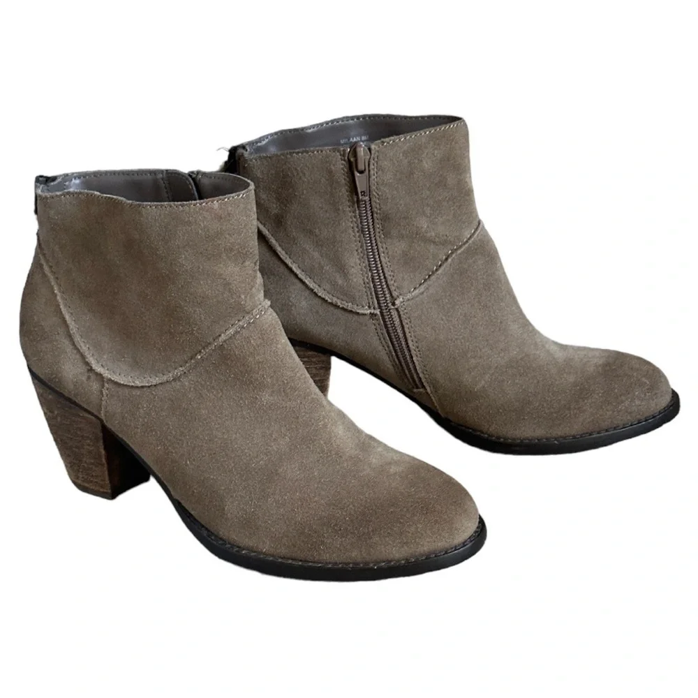Steve Madden Milaan Tan Suede 8 Classic Ankle Booties Taupe Burnished Toe